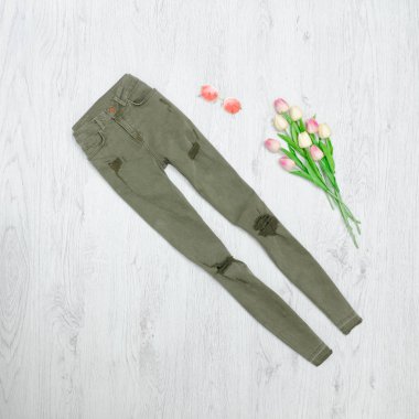 Düzensiz haki kot pantolon ve Lale buketi. Moda kavramı