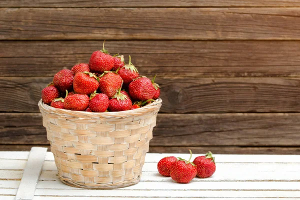 Cesta de fresas maduras sobre fondo de madera. Espacio para texto — Foto de Stock