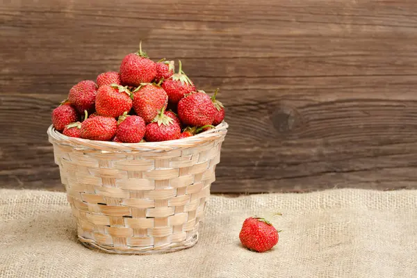 一篮子成熟的草莓在麻布。文本空间 — 图库照片