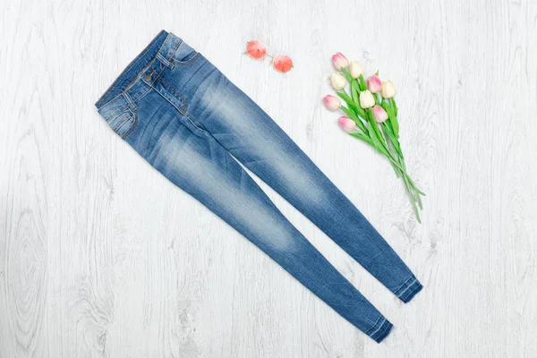 Jeans bleus et bouquet de tulipes. Concept tendance — Photo