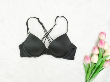 Beyaz kürk siyah sutyen. Pembe Lale. Moda kavramı.