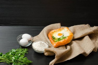 Gürcü mutfağı. Khachapuri yas, un, yumurta. Siyah tablo