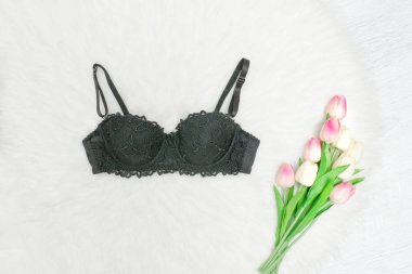 Beyaz kürk siyah sutyen. Pembe Lale. Moda kavramı.