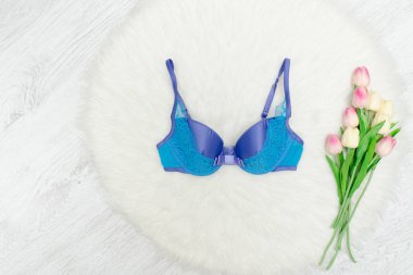 Beyaz kürk leylak sutyen. Pembe Lale. Moda kavramı.