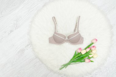 Beyaz kürk bej dantel sutyen. Pembe Lale. Moda kavramı.