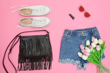 Kot şort, beyaz spor ayakkabı, siyah çanta ve Lale buketi