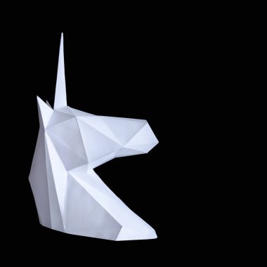 Siyah bir zemin üzerine beyaz kağıt tek boynuzlu at. Metin için yer