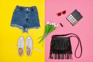 Kot şort, beyaz spor ayakkabı, siyah çanta ve Lale buketi