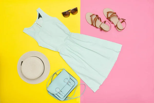 Roupeiro feminino. Vestido de casa da moeda, bolsa, sapatos e um chapéu — Fotografia de Stock