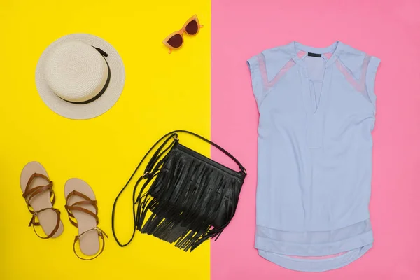 Żeńskiej garderobie. Niebieski top, torebka, sandały i kapelusz. Różowe i żółte tło — Zdjęcie stockowe