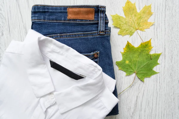 经典的白衬衫, 牛仔裤和枫叶。时尚理念 — 图库照片
