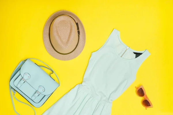 Roupeiro feminino. Vestido de casa da moeda, bolsa, sapatos e um chapéu — Fotografia de Stock