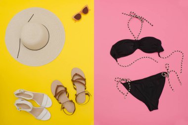 Beach kavramı. Şapka, Ayakkabı, Mayo, güneş gözlüğü. Sarı ve pembe arka plan
