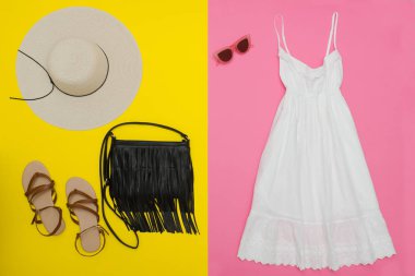 Beyaz sundress, siyah çanta, kahverengi Ayakkabı ve güneş gözlüğü