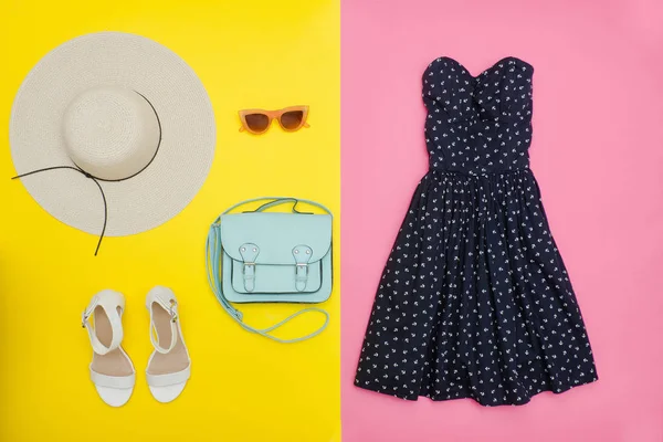 Concepto de moda. Armario de verano femenino. Sombrero de paja, vestido de sol — Foto de Stock