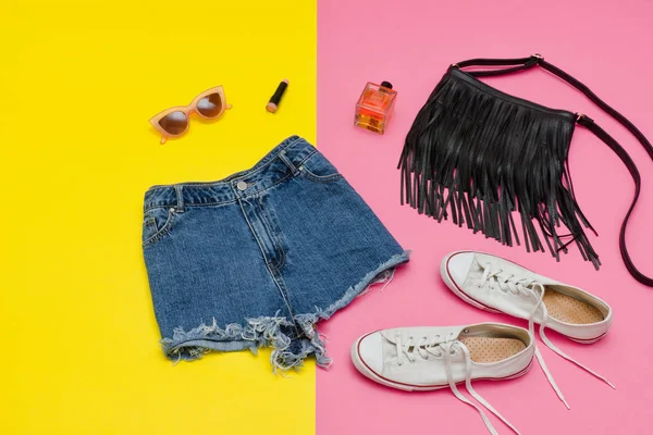 Kot şort, beyaz spor ayakkabı, siyah çanta, güneş gözlüğü