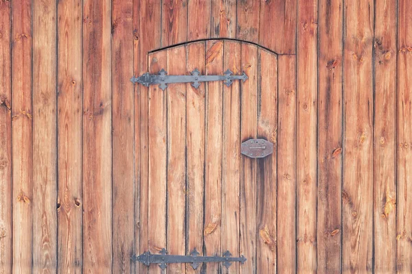 Portas de madeira velhas com dobradiças forjadas e uma fechadura — Fotografia de Stock