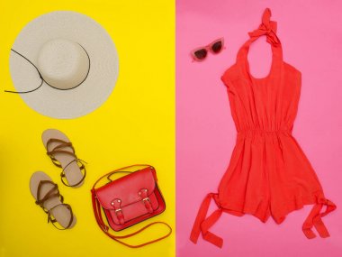 Kadın giysisi. Turuncu tulum, el çantası, kahverengi Ayakkabı ve bir şapka