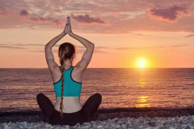 Plaj onun Merkez over sıktı elleri olan kadın, günbatımı