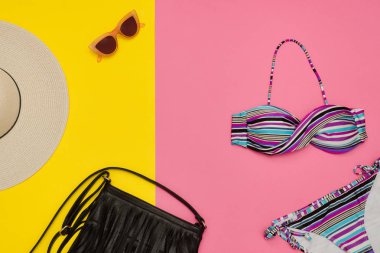 Beach kavramı. Şapka, sandalet, mayo ve el çantası