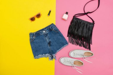 Kot şort, beyaz spor ayakkabı, siyah çanta, güneş gözlüğü