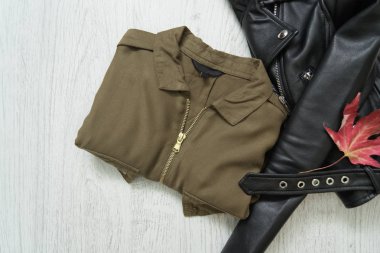 Haki gömlek ve siyah ceket. Moda kavramı