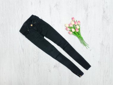 Siyah kot pantolon ve Lale buketi. Moda kavramı