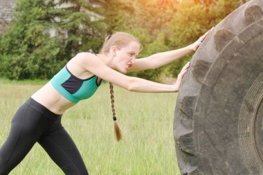 Spor giyim pussh bir lastik kız. Sokak egzersiz.
