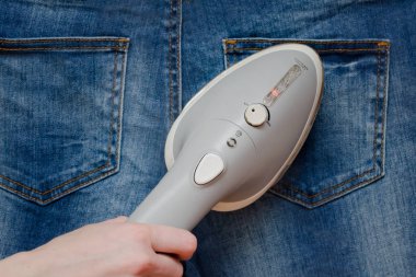 El irones bir kot pantolon, yakın çekim