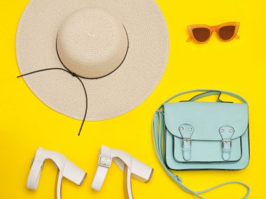 Moda kavramı. Bayanlar plaj şapka, çanta, beyaz ayakkabı