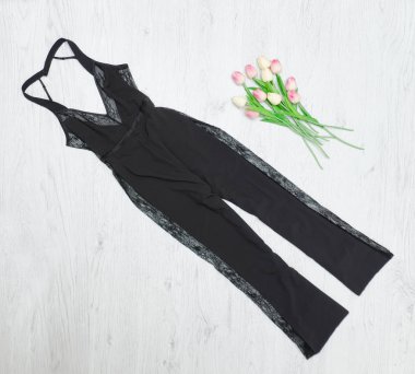 Siyah dantel tulum ve Lale bir buket. Moda kavramı