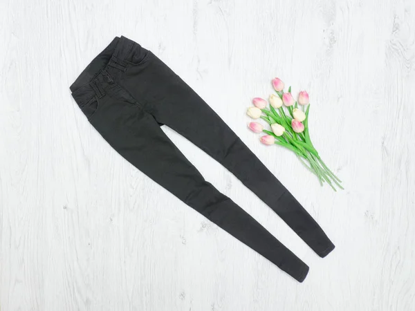 Чорні джинси і букет тюльпанів. Модна концепція — стокове фото