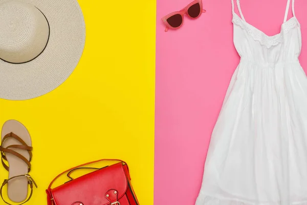 Sundress branco, bolsa vermelha, sapatos castanhos e óculos de sol — Fotografia de Stock