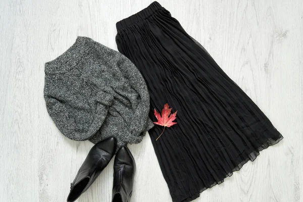 Серый теплый свитер, черная юбка и сапоги. Модная концепция — стоковое фото