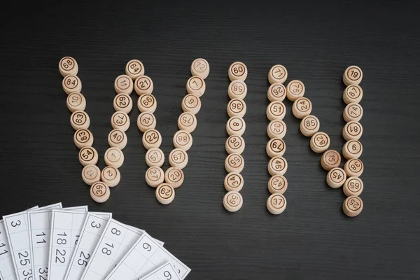 Word winnen van houten vaten. Zwarte houten tafel. Lotto kaarten — Stockfoto