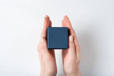 Küçük mavi kulübe kadınların elinde. Hediye. Beyaz arkaplan