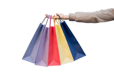 Bir bayanın elinde alışveriş yapmak için beş renkli çanta. Yaklaş, izole et. Alışveriş.