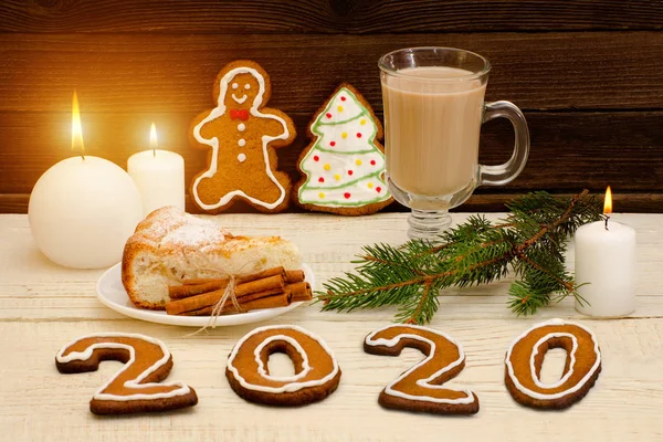 ジンジャーブレッドクッキーから数2020 。コーヒー、パイ、トウヒの枝とキャンドル。クリスマスのコンセプト — ストック写真