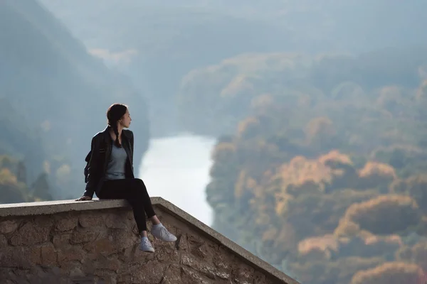 Girl sitting on the hill and looks into the distance of the forest and the river. — Stock Photo, Image