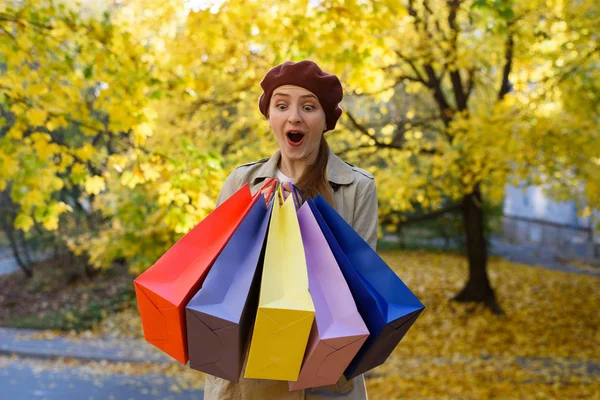 Szczęśliwa młoda kobieta zakupoholiczka z kolorowymi torbami w pobliżu centrum handlowego. Spacerując ulicą. — Zdjęcie stockowe