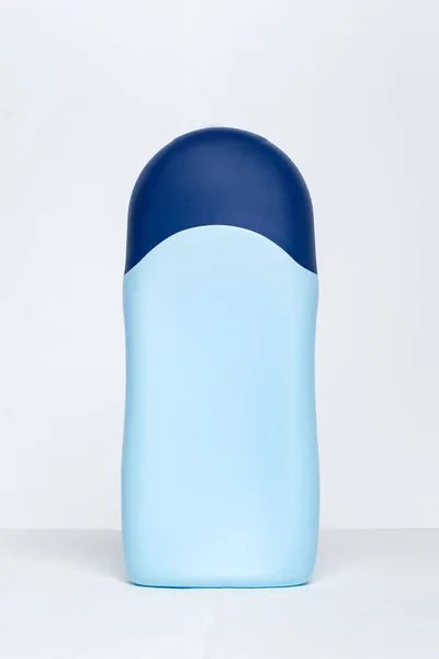 Botella azul para productos cosméticos. Burlarse. Fondo blanco —  Fotos de Stock