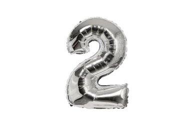 İki numaralı gümüş şişirilebilir balon. Beyaz arka plan. İzole et