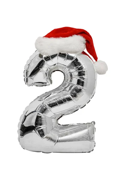 Kırmızı Noel Baba şapkalı gümüş renkli şişme balondan 2 numara. Beyaz arka plan. Yeni yıl konsepti — Stok fotoğraf