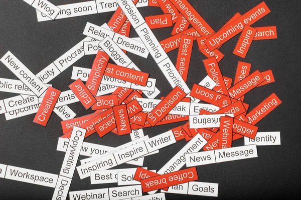 Wortwolke aus Geschäftsthemen aus rotem und weißem Papier auf grauem Hintergrund — Stockfoto