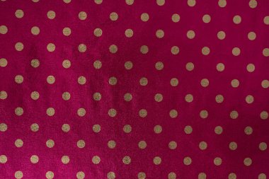 Kusursuz, parlak, benekli ambalaj kağıdı. Hediye paketi, ambalaj kağıdı, duvar kağıdı tasarımı için ahududu folyosu. Şık, parlak doku.