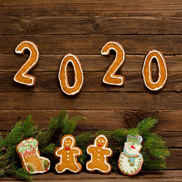 Νούμερο 2020 από μπισκότα μελόψωμου. Χριστουγεννιάτικη ιδέα. Μελόψωμο: κάλτσα, χιονάνθρωπος και άνθρωπος, κλαδί ερυθρελάτης — Φωτογραφία Αρχείου