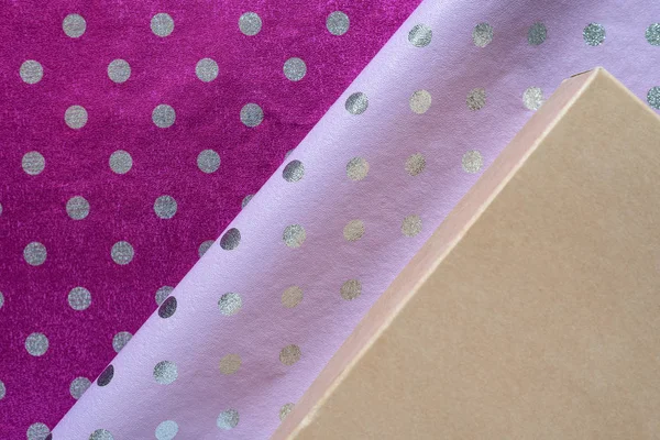 Lila y violeta brillante lunares papel de embalaje, cajas. Lámina para el diseño de envoltura de regalo . — Foto de Stock