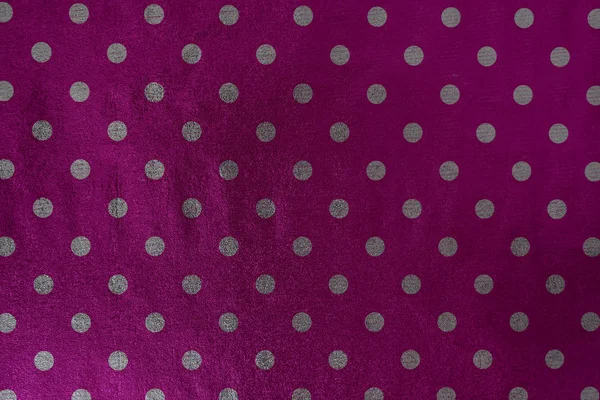 Zökkenőmentes fényes polka pöttyös csomagolópapír. Violet fólia tervezésére ajándék csomagolás, csomagolópapír, tapéta. Stílusos fényes textúra — Stock Fotó