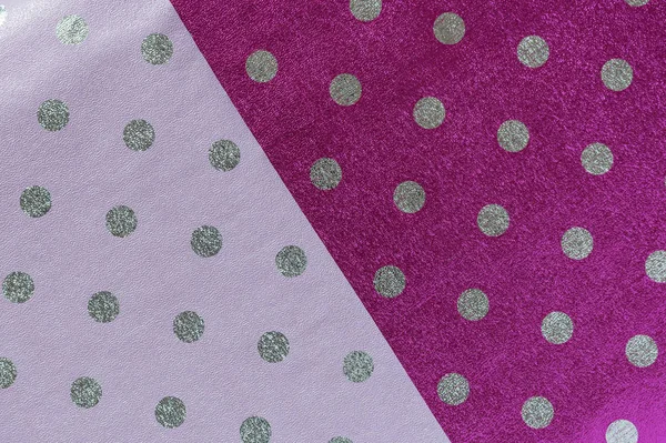 Papel de envolver lila y púrpura brillante con lunares. Lámina para el diseño de envoltorio de regalo. Textura brillante con estilo — Foto de Stock