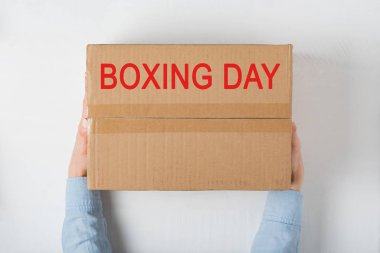 Boks günü. Kadın ellerinde büyük bir karton. Beyaz arkaplan